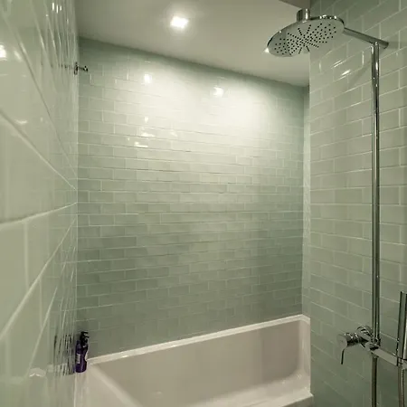 Lisbeyond - Estrela Gem - Walk To Basilica & Parks Lägenhet *